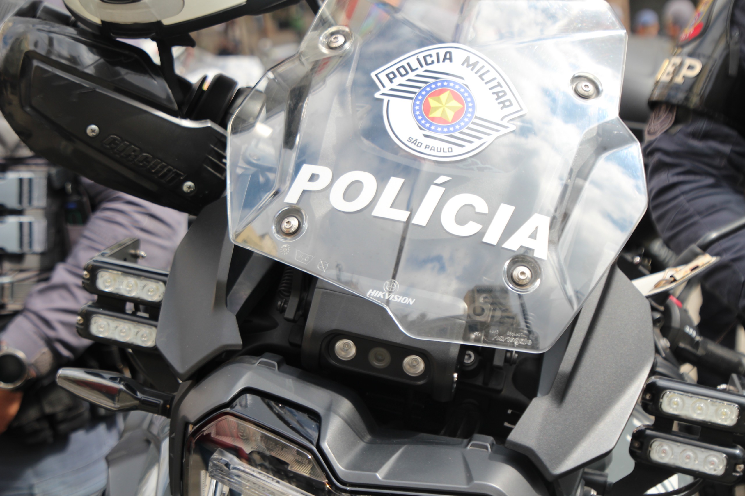 MOTOS DA PM GANHAM CÂMERAS PARA IDENTIFICAR PLACAS DE VEÍCULOS ROUBADOS QUE SÃO VERDADEIROS OLHOS DE ÁGUIA PARA CAÇAR CRIMINOSOS EM SP