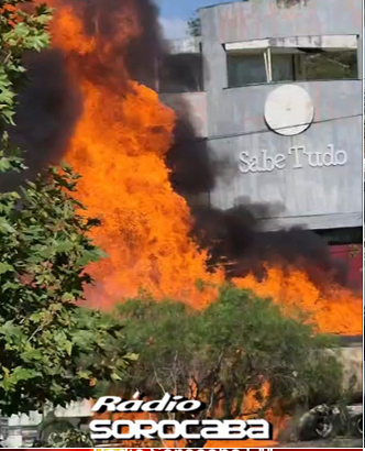 Caminhão pega fogo e explode no Parque Esmeralda em Sorocaba.