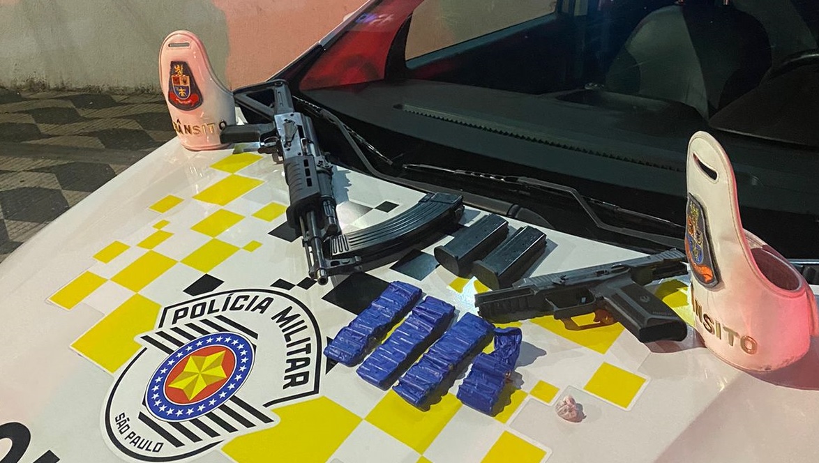 Passageira de ônibus é presa com fuzil AK-47, pistola e mais de 100 munições